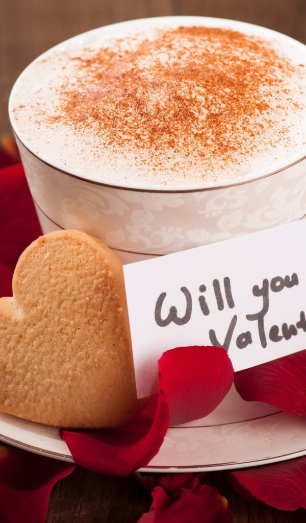 Кружка кофе с печеньем и лепестками роз на день святого Валентина