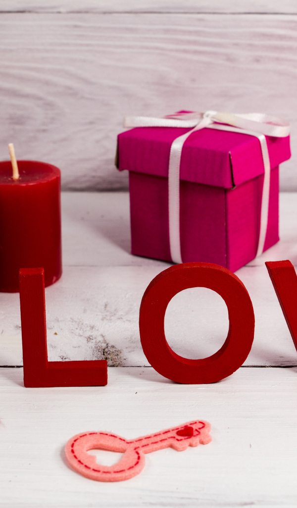 Подарок, красные свечи и надпись Любовь на День Святого Валентина, 14 февраля