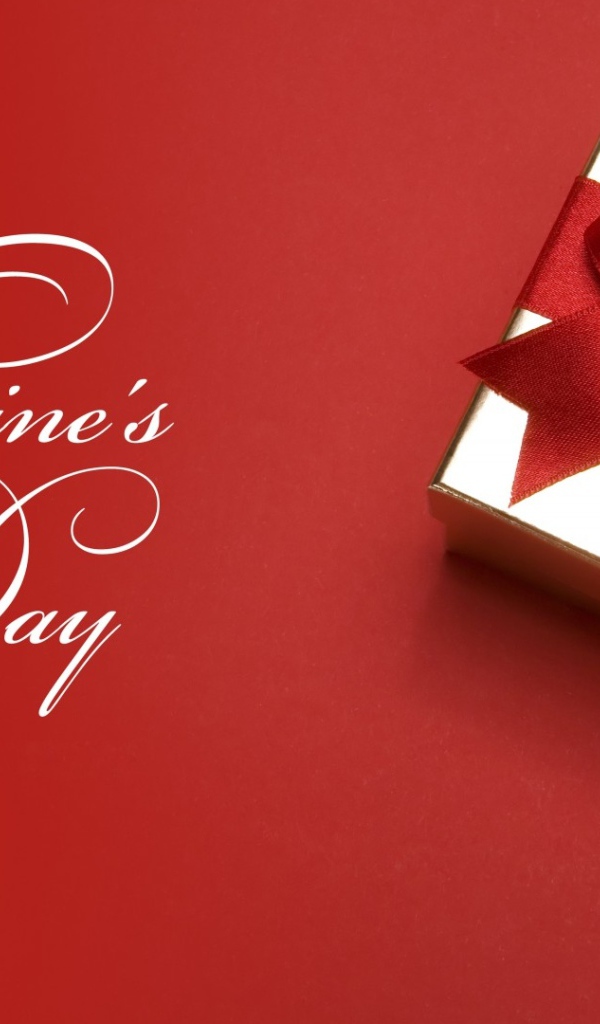 Подарок с красным бантом ко Дню Святого Валентина 