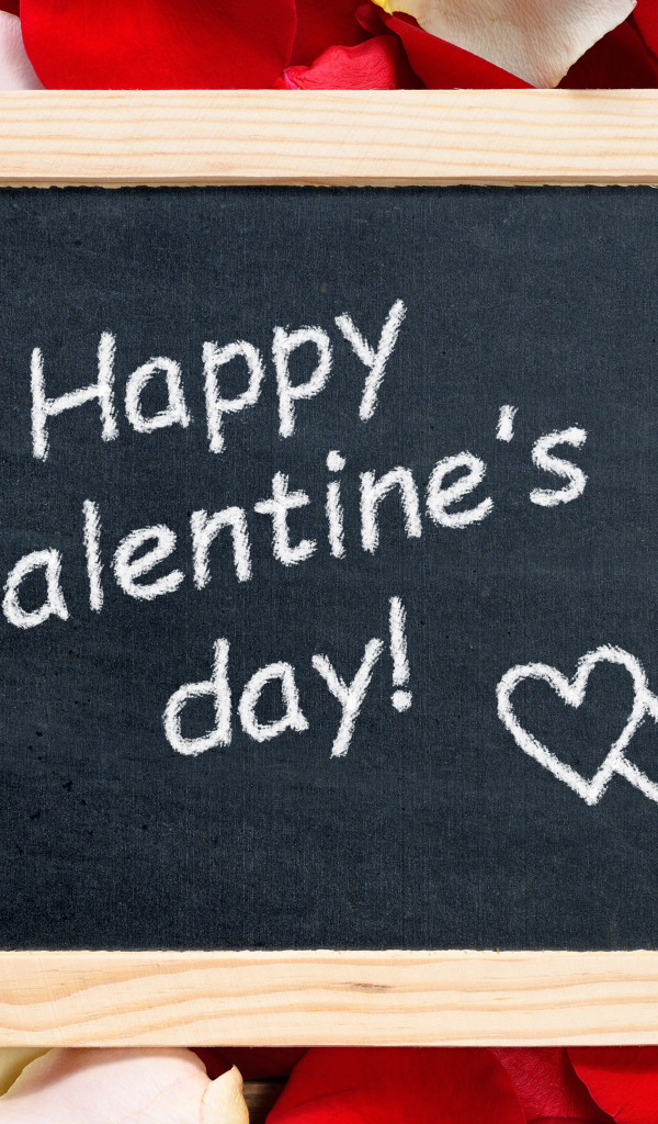 Табличка с надписью С днем Святого Валентина на фоне лепестков роз