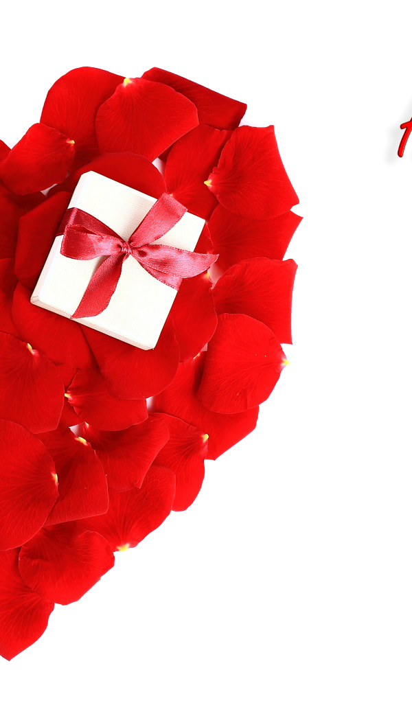 Красное сердце из лепестков розы и надпись С Днем Святого Валентина на белом фоне