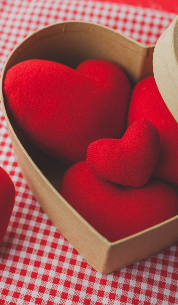 Красные сердечки в коробке на День Святого Валентина, 14 февраля