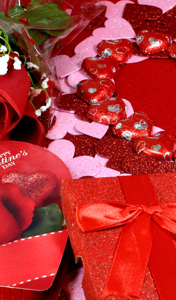 Красные розы и подарки на День Святого Валентина