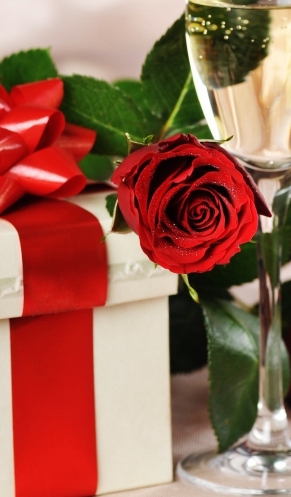 Два бокала и подарок но Дню Влюбленных 14 февраля 