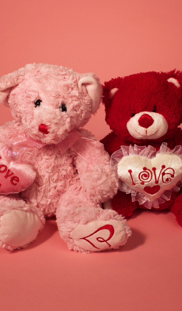 Два плюшевых медвежонка на розовом фоне на День Святого Валентина, 14 февраля