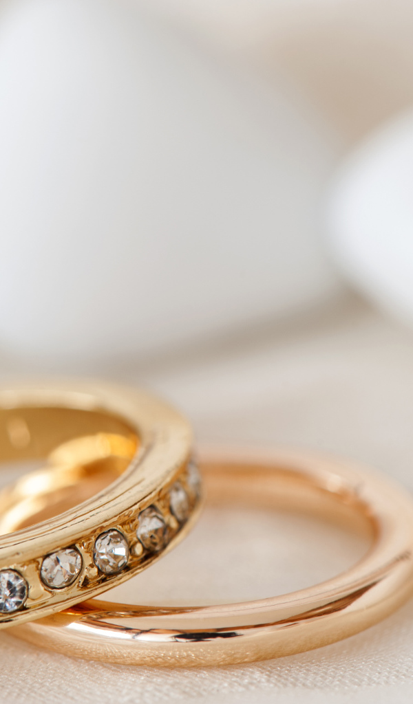 Два красивых  обручальных кольца