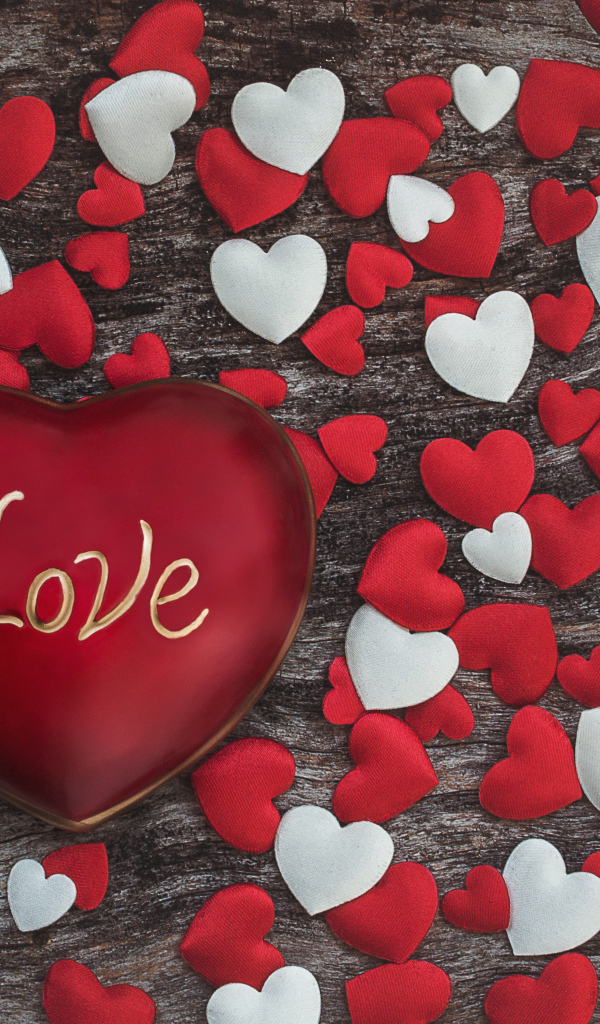 Большое красное сердце с надписью Любовь среди маленьких сердечек