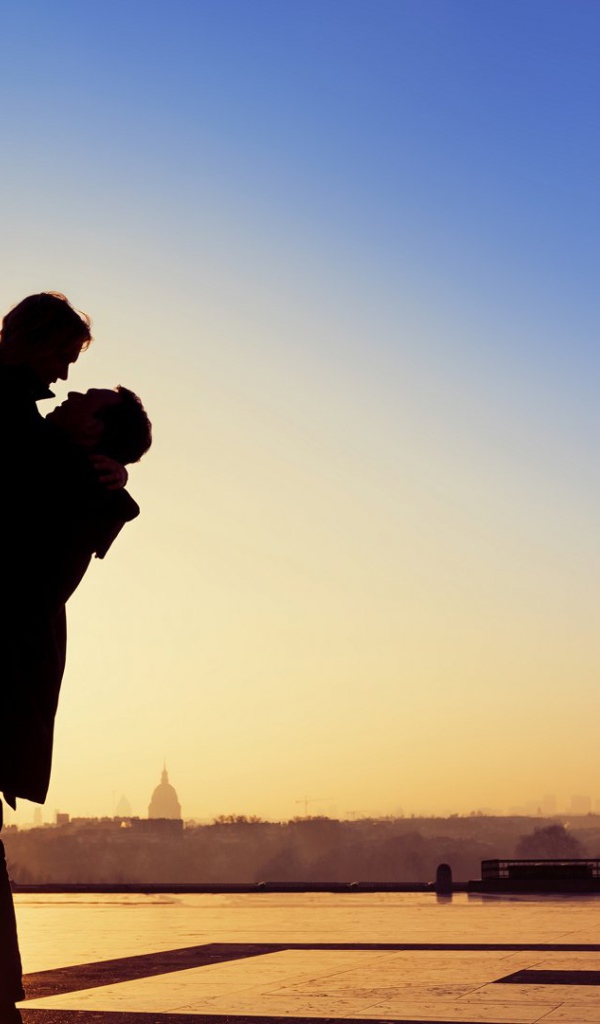 Влюбленная пара в Париже 