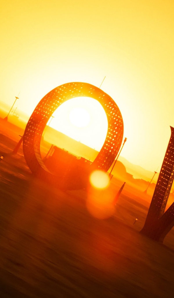 Большая надпись Любовь в лучах солнца на закате