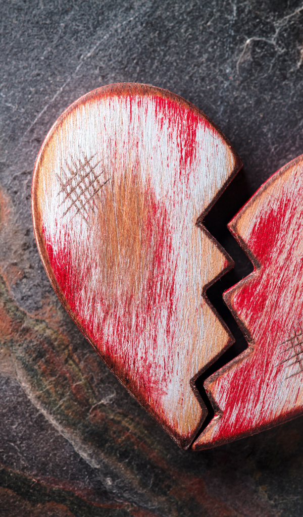 Разбитое деревянное красное сердце на столе