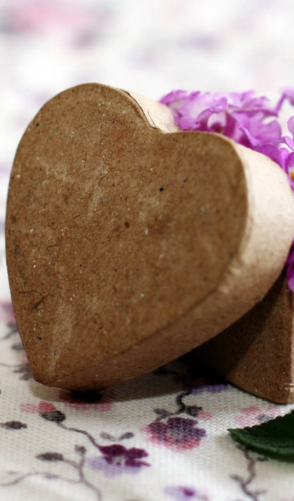 Коробочка в форме сердца с фиолетовыми цветами 