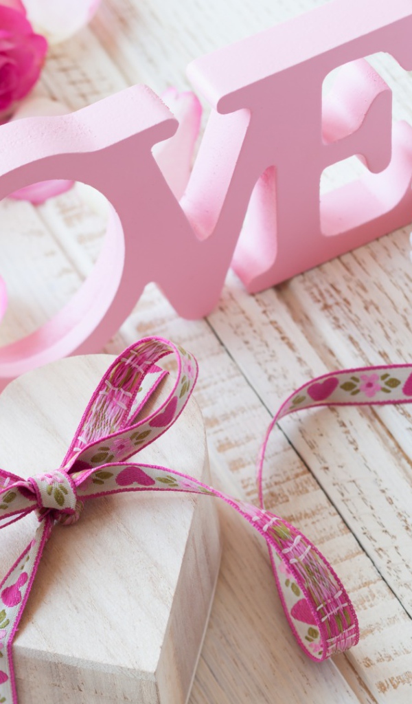 Нежный букет роз и розовая надпись Любовь 