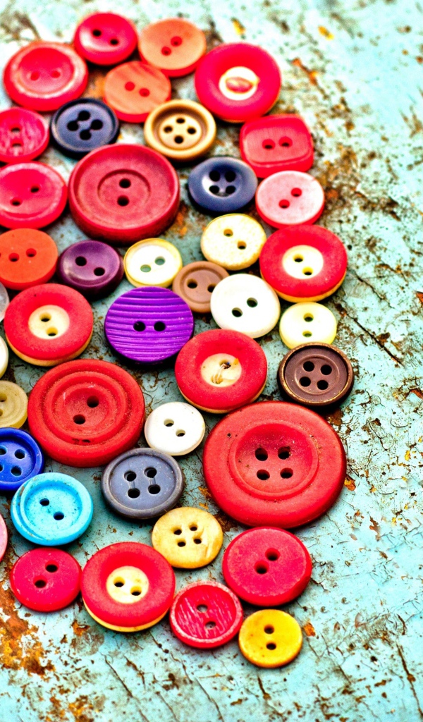 Сердце из разноцветных пуговиц