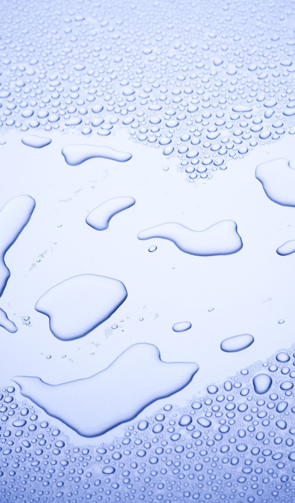 Сердце нарисовано на мокром стекле