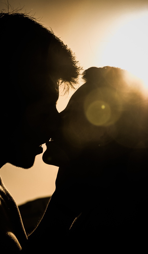 Поцелуй влюбленной пары при свете луны