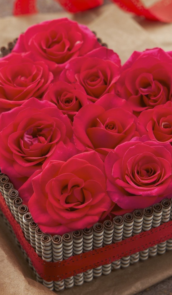 Большая коробка в форме сердца с красными розами внутри