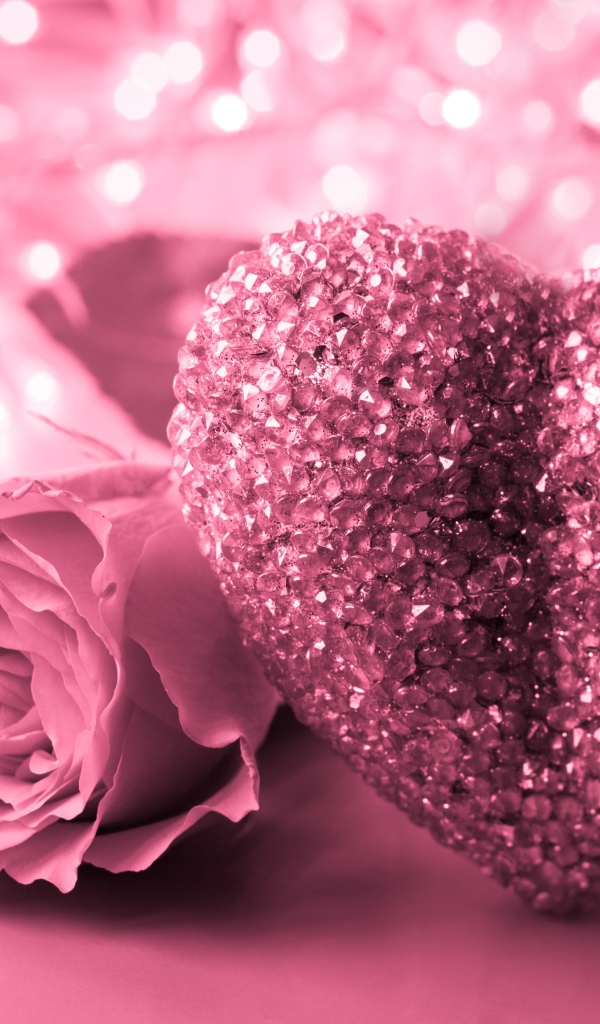 Большое розовое сердце с кристаллами и розовыми розами