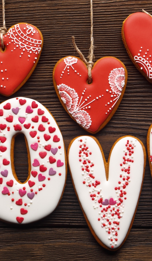 Надпись любовь и сердечки из имбирного печенья