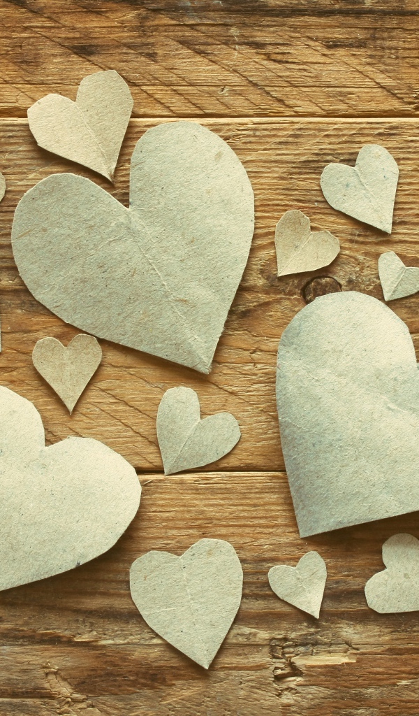 Бумажные сердечки на деревянном столе