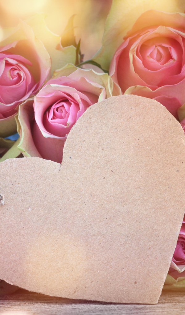 Бумажное розовое сердце с букетом розовых роз