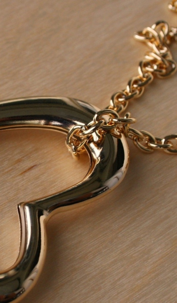 Подвеска в форме сердца на золотой цепочке