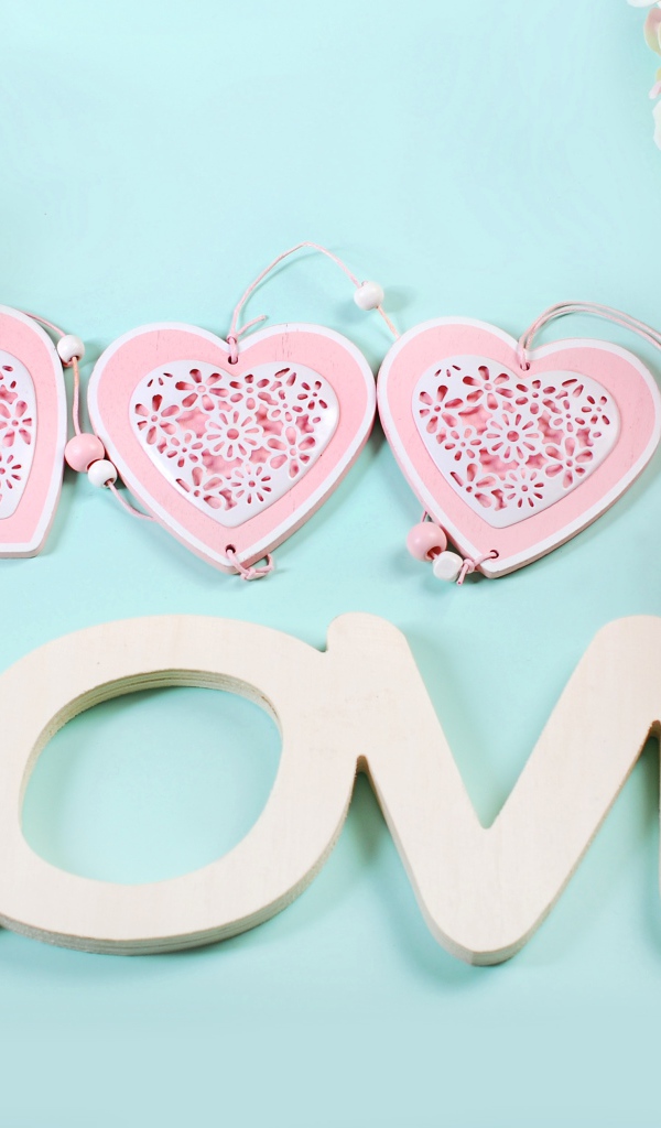 Розовые розы, сердечки и белая надпись Любовь на английском