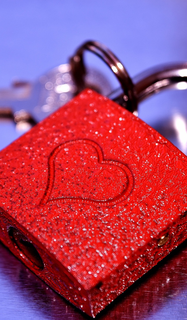 Красный замок для влюбленных с изображением сердца