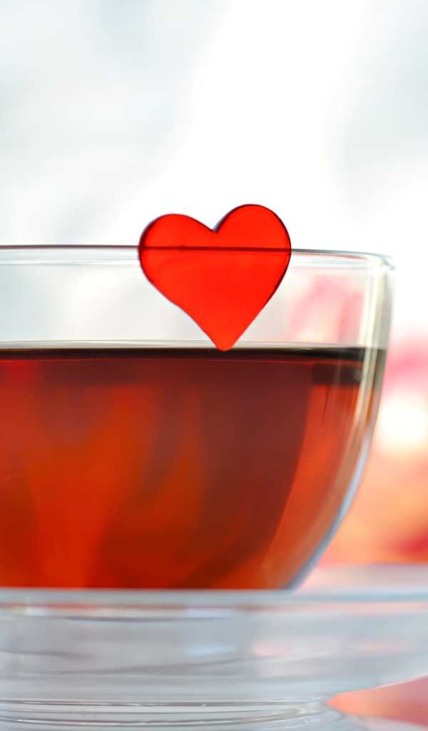 Красное сердце в чашке чая 