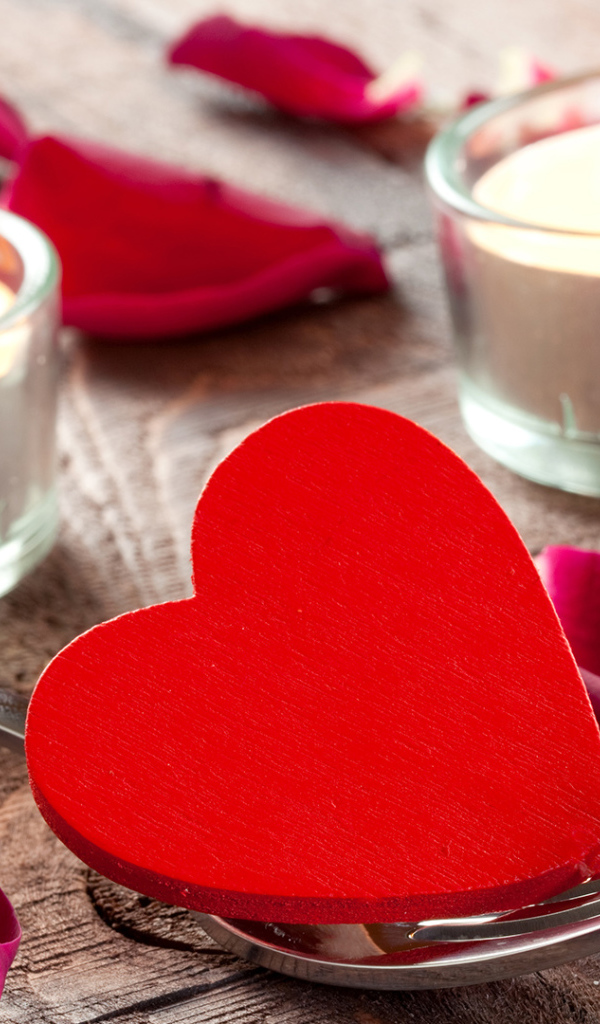 Красное сердце на вилке 