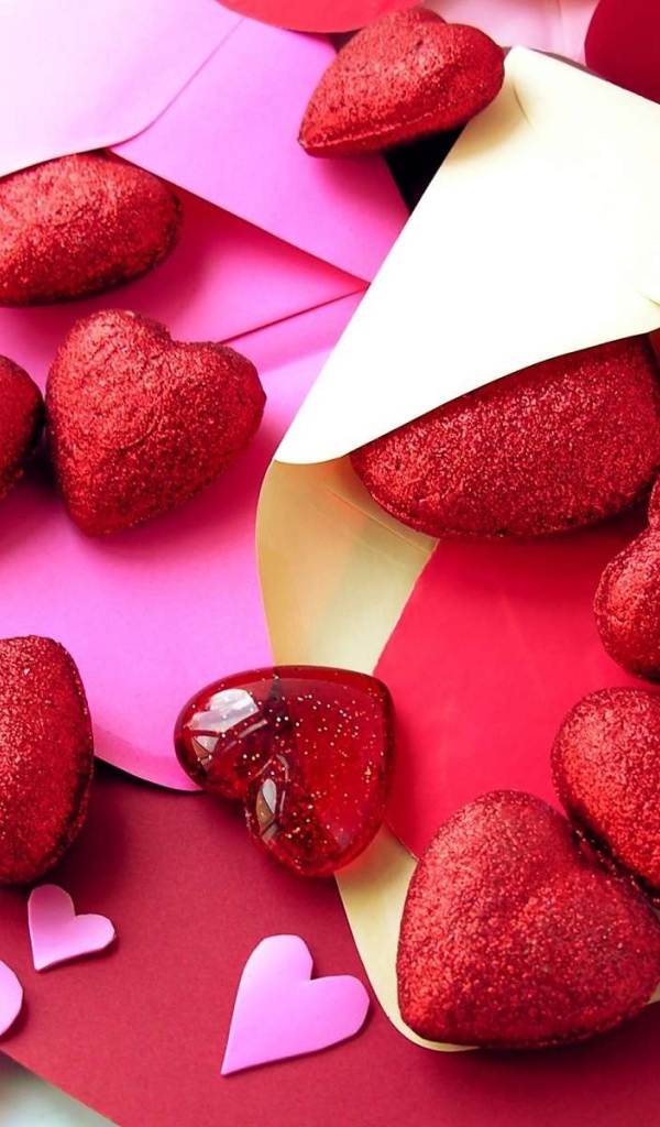 Красные сердечки в разноцветных конвертах 