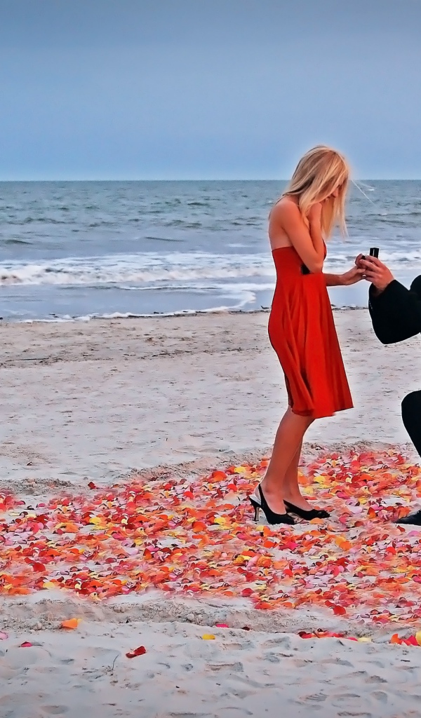 Романтическое предложение руки и сердца на берегу моря