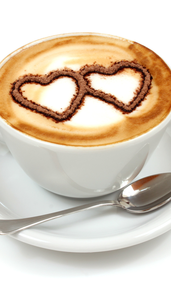 Два сердца на пене в белой чашке 