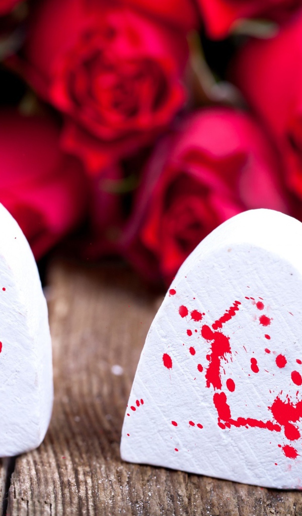 Белые зефирные сердца и красные розы  