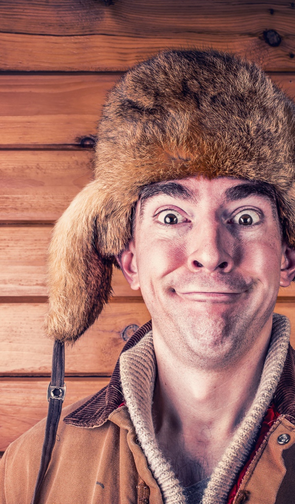 Мужчина со смешным взглядом в шапке ушанке