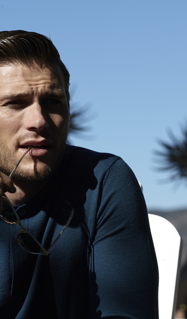 Красивый молодой мужчина популярный актер Скотт Иствуд