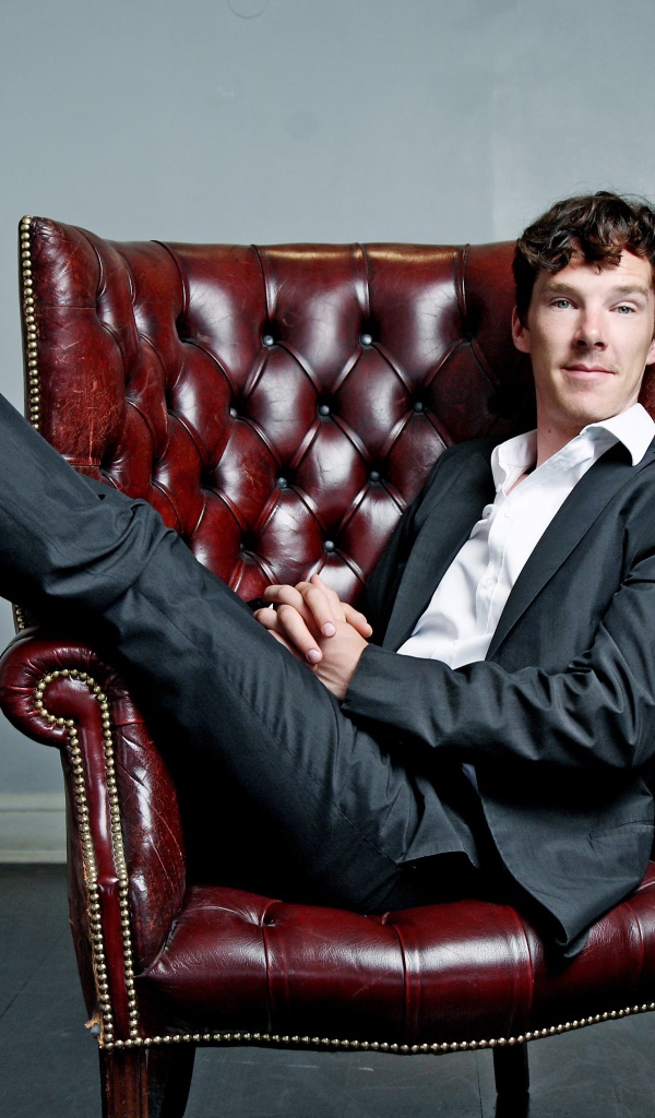 Актер Бенедикт Камбербэтч сидит в кожаном кресле