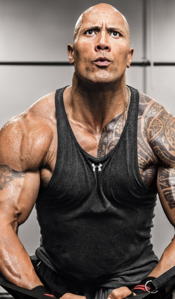 Актер Дуэйн Джонсон в спортзале 