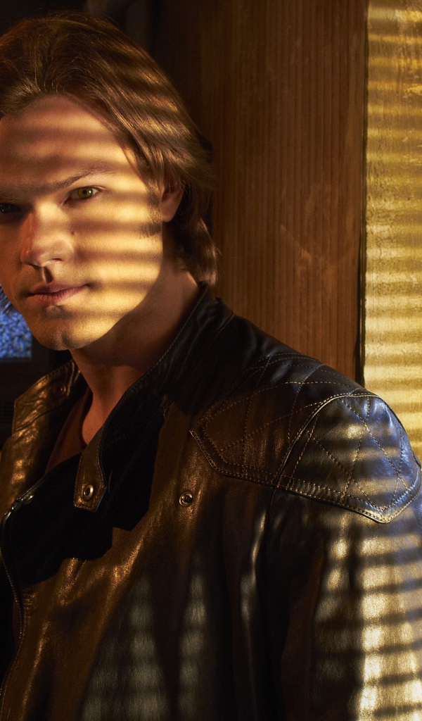 Актер Джаред Падалеки в черной кожаной куртке