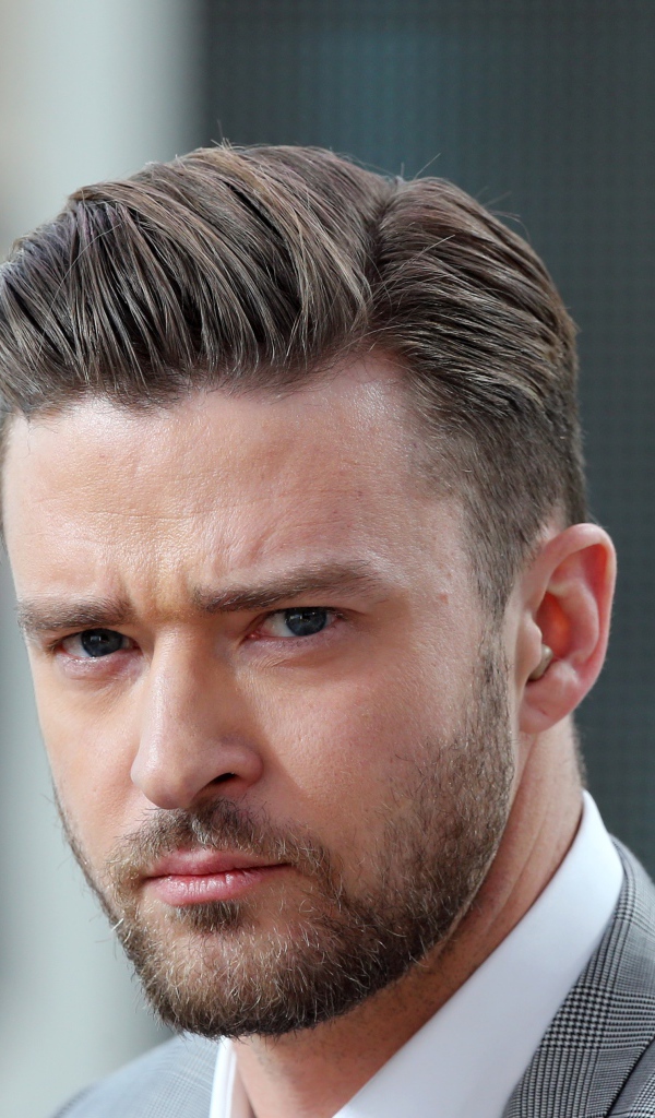 Актер Джастин Тимберлейк с серьезным взглядом