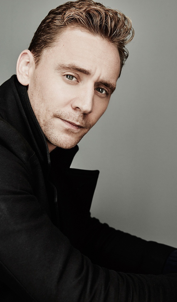 Актер Том Хиддлстон в черном пальто 