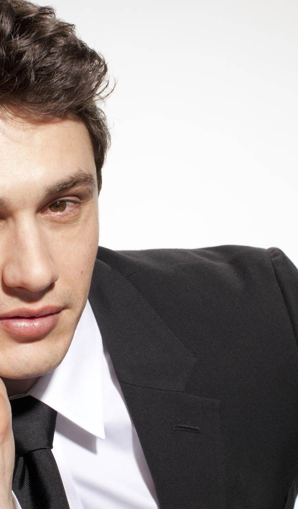 Американский актер Джеймс Франко в стильном костюме