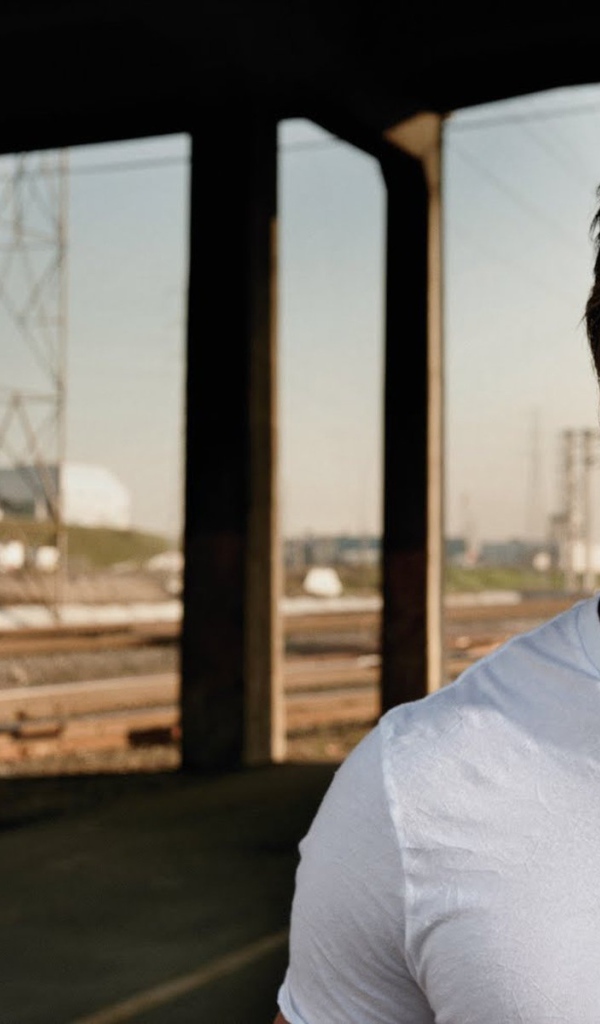 Красивый актер Крис Хемсворт в белой майке