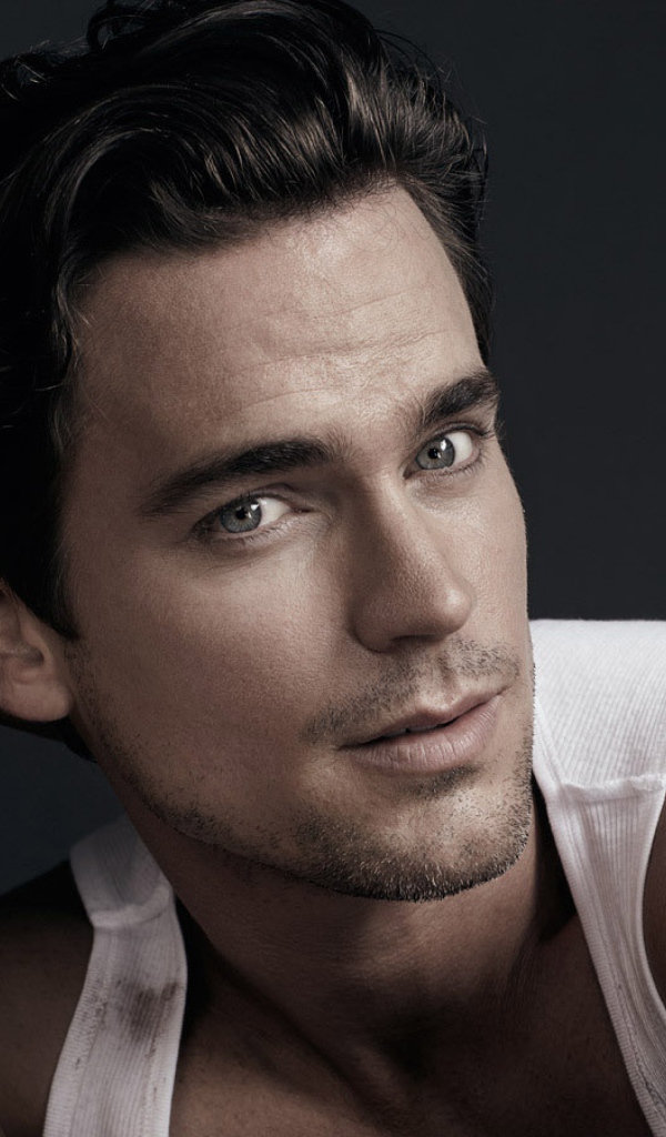 Красивый популярный актер Мэтт Бомер