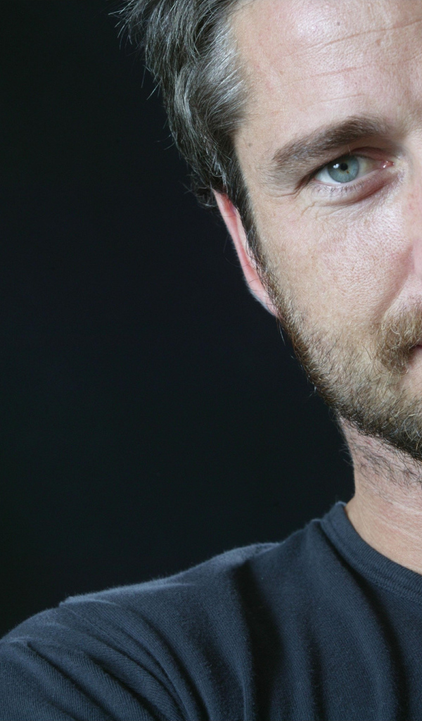 Красивый молодой актер Джерард Батлер