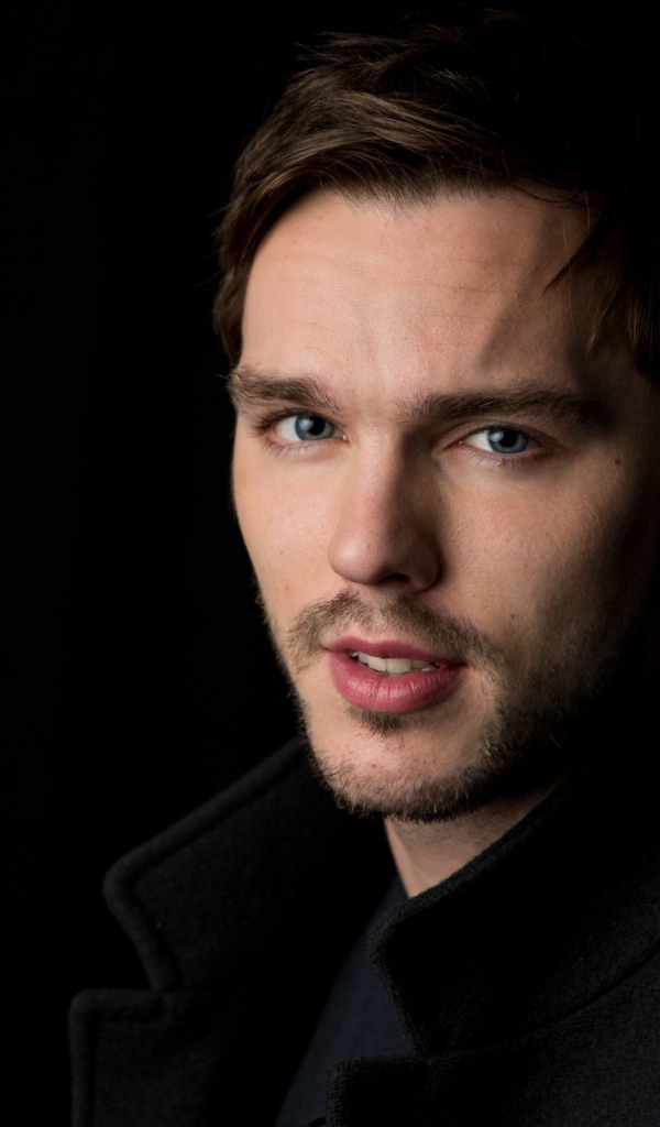 Красивый молодой актер Николас Холт 