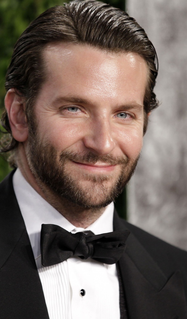 Популярный актер  Бредли Купер в костюме с бабочкой