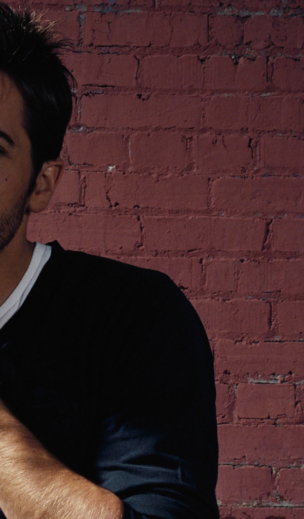 Популярный актер Джейк Джилленхол с часами на руке