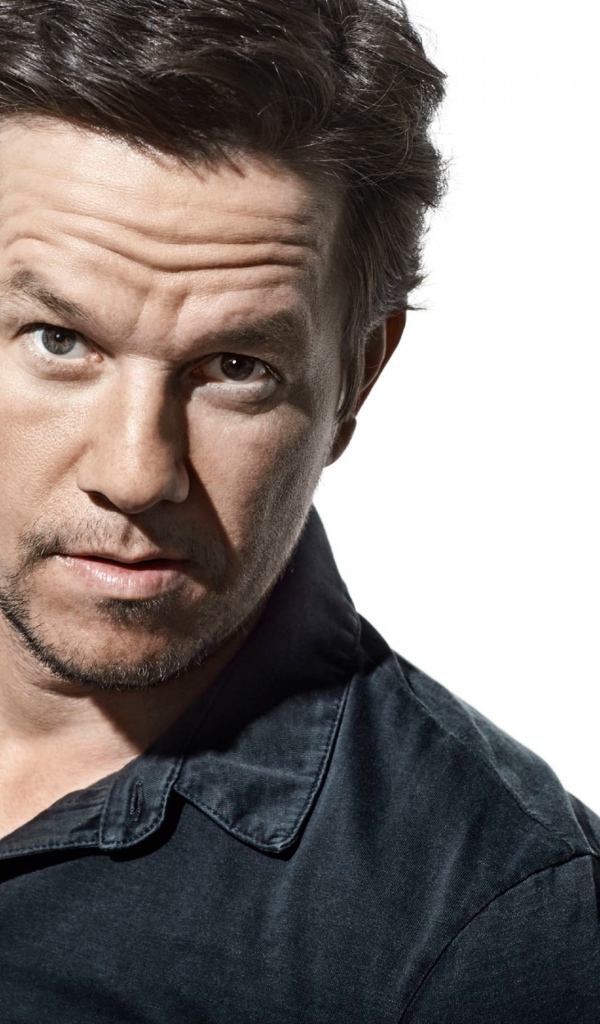 Популярный актер Марк Уолберг фото на белом фоне