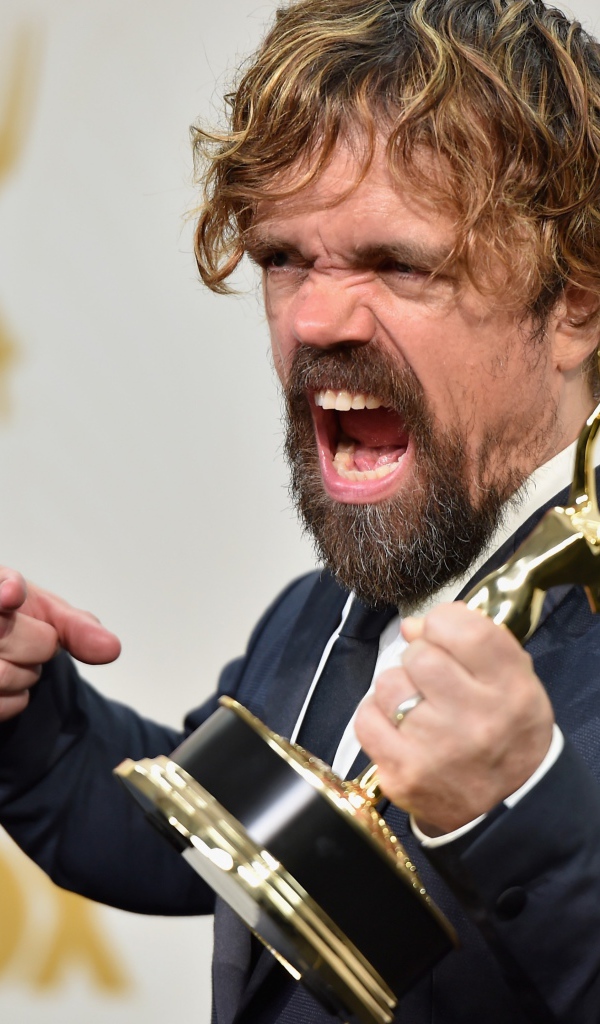 Популярный актер Питер Динклэйдж с наградой Эмми в руке