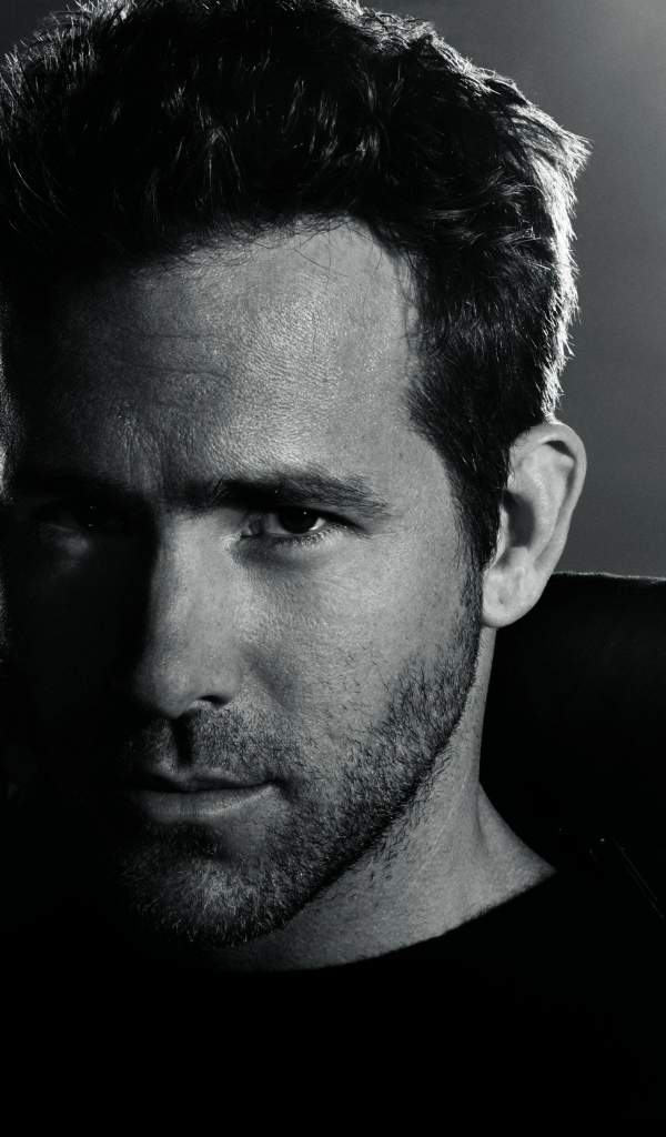 Популярный актер Райан Рейнольдс, черно-белое фото